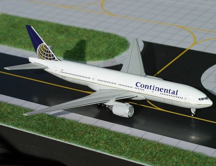 Continental Airlines Boeing 777-200 N27015