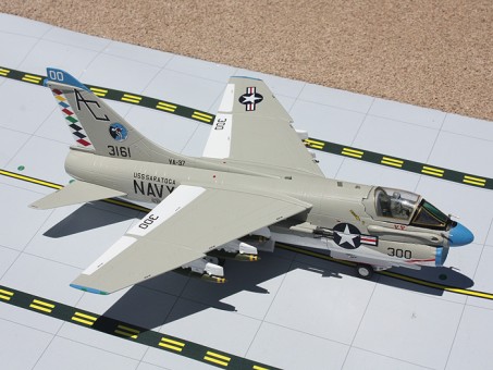 Ling-Temco-Vought US NAVY A-7 Corsair II "Raging Bulls"  1:72 