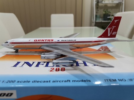 Qantas Boeing 707-300 VH-EAI with stand InFlight die-cast IF707QFAEAIP scale 1:200