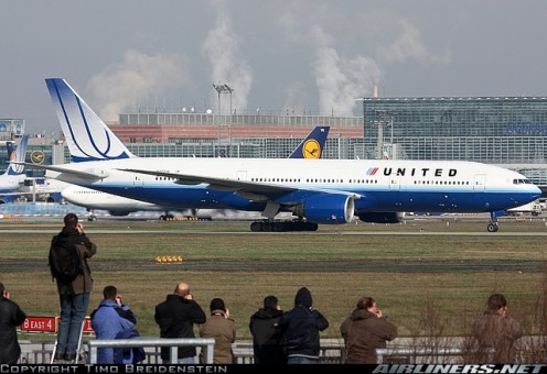 United  Airlines B777-222 New Color N772UA