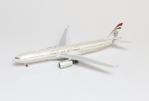 Etihad Airbus A330-300 A6-AFB die-cast Phoenix 11714 scale 1:400