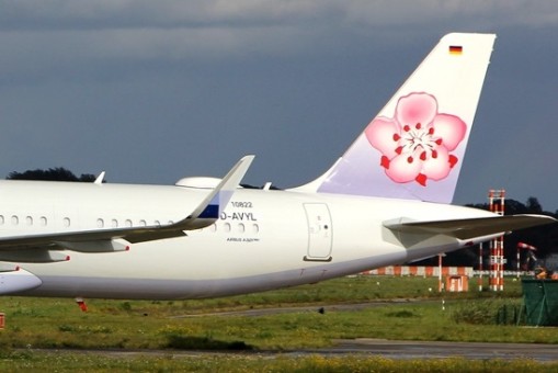 China Airlines Airbus A321neo B-18102 中華航空 with stand JCWing