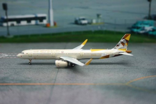 Etihad Airbus A321 with Sharklets Reg#A6-AED Phoenix scale 1:400