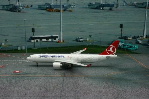 Turkish Airlines Airbus A330-200 Reg# TC-JIR Phoenix Model 11128 Scale 1:400