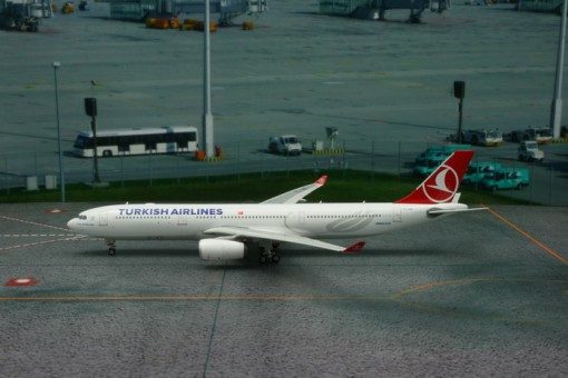 Turkish Airlines Airbus A330-200 Reg# TC-JNR Phoenix Model 11129 Scale 1:400