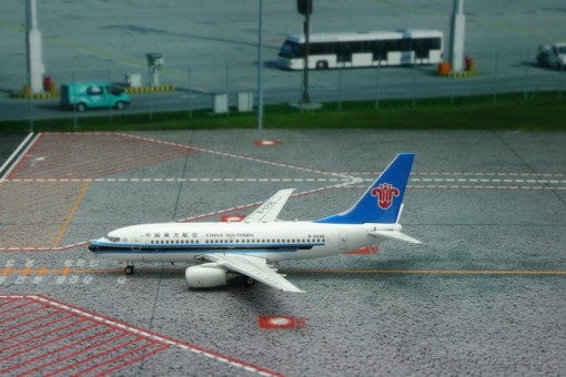China Southern Airlines Boeing B737-700 Reg# B-5235 Phoenix Model 11130 Scale 1:400