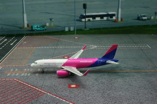 Wizz Air Hungry Airbus A320 w/ Sharklets Reg# HA-LYQ Phoenix Model 11133 Scale 1:400