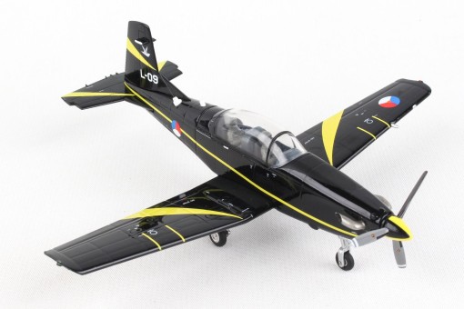 Royal Netherlands Air Force Pilatus PC-7 Turbo Trainer Porter die-cast Herpa 580519 scale 1:72