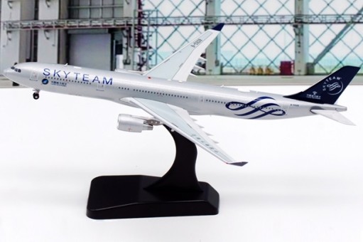 Skyteam China Southern Airbus A330-300 B-5928 中国南方航空 with stand Aviation400 AV4080 scale 1:400
