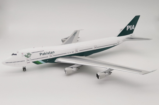 PIA Pakistan Boeing 747-200 AP-BCO W/stand inFlight IF742PK002 scale 1:200