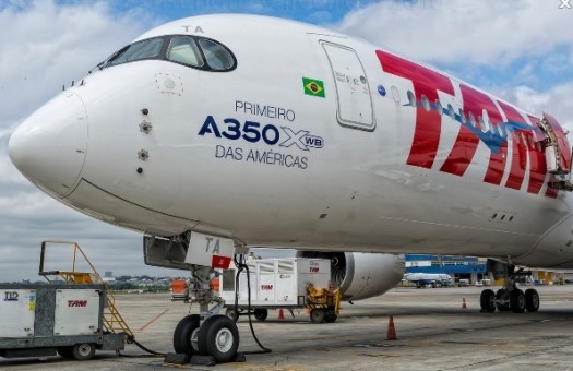 TAM Brazil A350-900 Flaps Advanced Primeiro A350 Das Americas Flaps Reg# PR-XTA with Stand JCWings LH2TAM005A scale 1:200