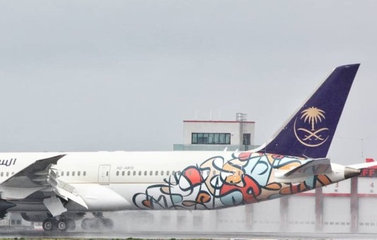 Flaps down Saudia Boeing 787-9 Dreamliner HZ-AR13 “Arab Calligraphy Year” JC Wings LH4SVA249A scale 1:400