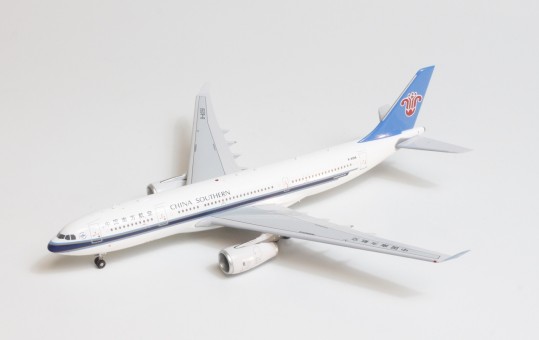 China Southern Airbus A330-200 B-6058 中国南方航空 with stand Aviation400 AV4099 scale 1:400