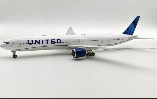 United Airlines Boeing 777-322/ER N2250U with stand IF773UA1123 Die-Cast InFlight Scale 1:200 