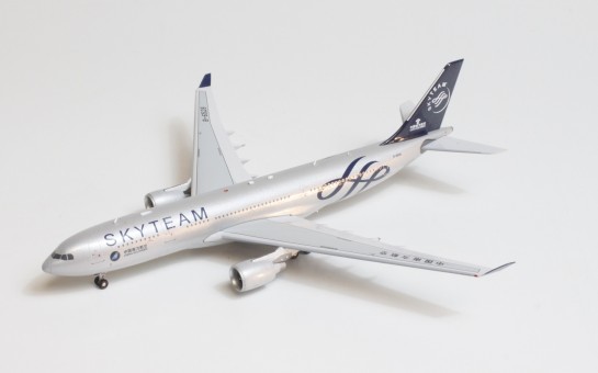 Skyteam China Southern Airbus A330-200 B-6528 中国南方航空 with stand Aviation400 AV4077 scale 1:400