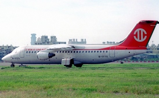 Uni Air BAe 146-300 B-1775 with stand JC Wings D2UIA775 scale 1:200