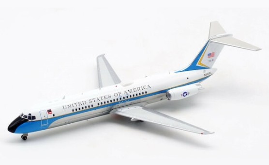 US Air Force McDonnell Douglas VC-9C (DC-9-32) USAF N681ALwith stand InFlight IFVC9USAF81 scale 1:200