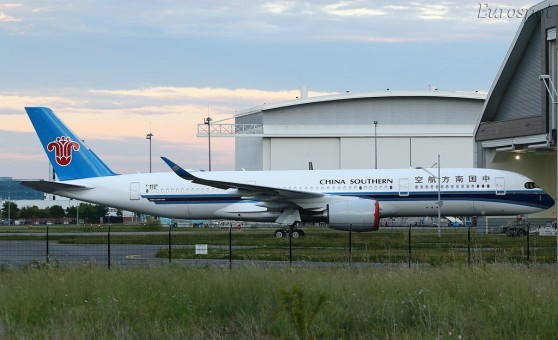 China Southern Airbus A350-900 B-08T with stand 中国南方航空 JC