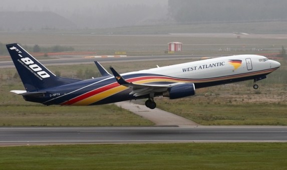 West Atlantic Boeing 737-800 G-NPTA die-cast Phoenix 04301 Scale 1:400