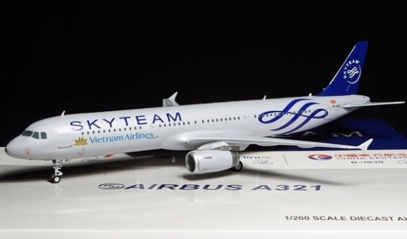 Vietnam Skyteam Airbus A321 Reg# VN-A327 W/Stand JCWings JC2AFR481 scale 1:200