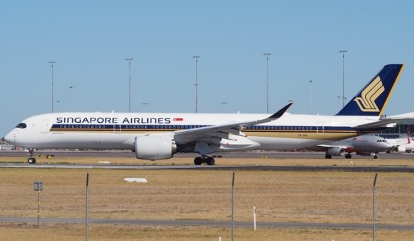 Singapore Airlines Airbus A350-900 9V-SHA die-cast Phoenix 04338 scale 1400