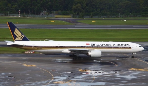 Singapore Boeing 777-300ER 9V-SNC diecast Phoenix 04330 scale 1400