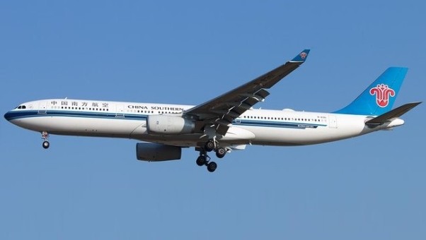China Southern Airbus A330-300 B-8361 中国南方航空 with stand Aviation400 AV4067 scale 1:400