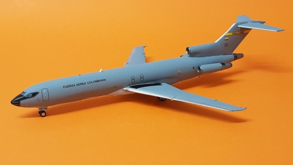 Columbian Air Force Boeing 727-200 FAC1204 "Vulcano" with stand InFlight IF722COLAF01 scale 1:200