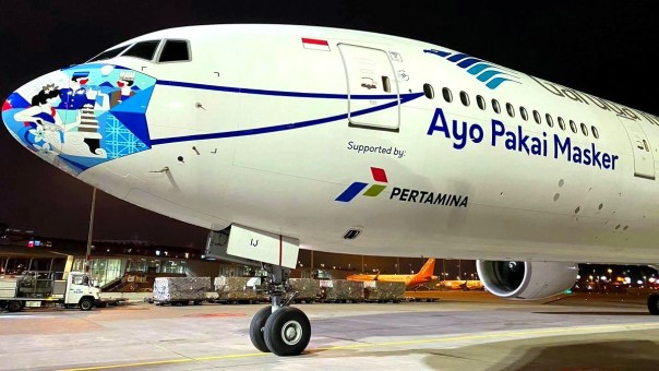 Flaps down mask Garuda Indonesia Boeing 777-300ER PK-GIJ “Ayo Pakai Masker” stand JC LH2GIA283A scale 1:200