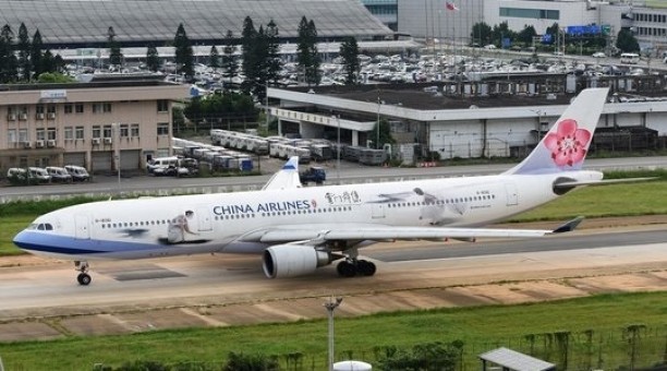 China Airlines Airbus A330-300 B-18361 中華航空 with stand Aviation400 AV4061 scale 1:400