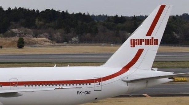 Flaps Down Republik Indonesia Retro Garuda Boeing 777-300ER PK-GIG JC Wings LH4GIA202A scale 1:400