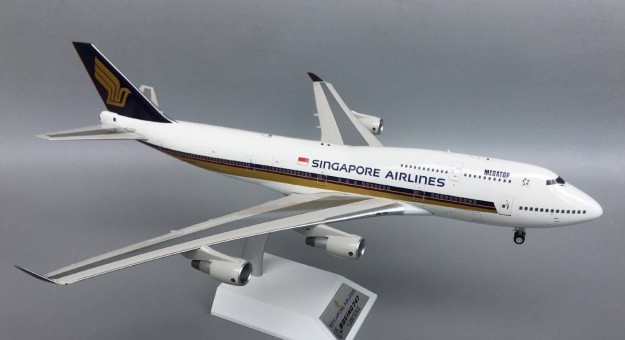 Singapore Airlines Boeing 747-412 9V-SPG Megatop with stand JFox Inflight WB-747-4-034 scale 1:200