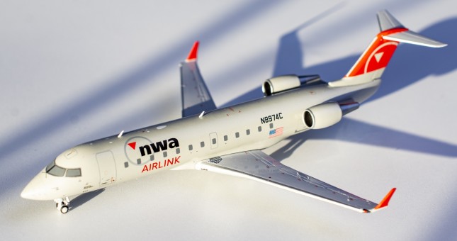 Northwest Airlink CRJ-440 N8974C Operated by Mesaba Airlines NG Models 44001 scale 1:200