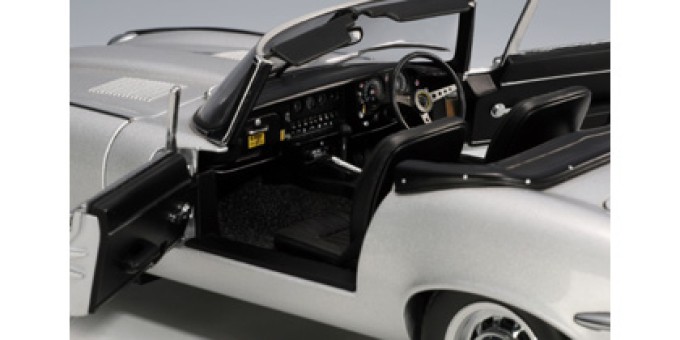 Autoart 1/18 scale Diecast 73521 - Jaguar E-Type Roadster