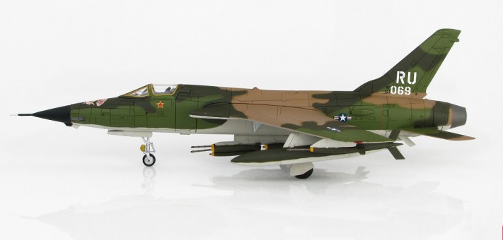 F-105D Thunderchief “Cherry Girl,” Vietnam, 1967 HA2515 Scale 1:72