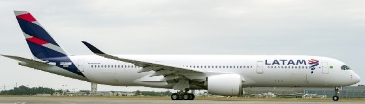 Latam Airlines Airbus A350-900 Reg# PR-XTD w/Antenna JC Wings LH4LAN017 Scale 1:400