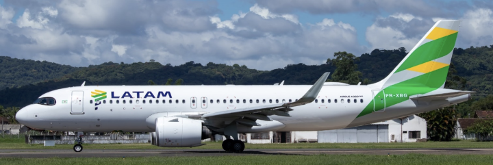 LATAM Airlines Airbus A320neo "Brazil Flag" Reg: PR-XBG With Antenna XX40210 1:400