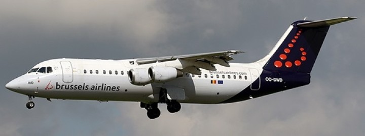 Brussels Airlines AVRO RJ100 (BAe 146) registration OO-DWD Farewell Avro w/ Stand JC JC2BEL040 scale 1:200