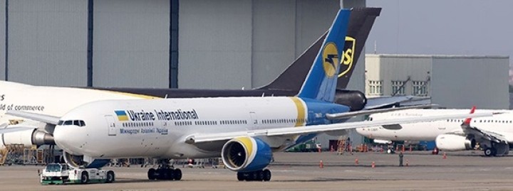 Flaps Down Ukraine International Airlines Boeing 777-200ER registration UR-GOA JC Wings LH4AUI0702A scale 1:400