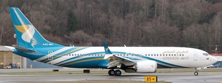 Oman Air Boeing 737 Max-8 A40-MA with stand JC LH2OMA122 scale 1:200 