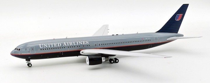 United Airlines Boeing B767-300 N670UA with stand IF763UA1223 InFlight Scale 1:200