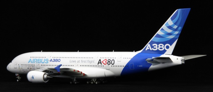 Airbus House  Colors A380 "Love at First Flight"  JC Wings XX2988 scale 1:200