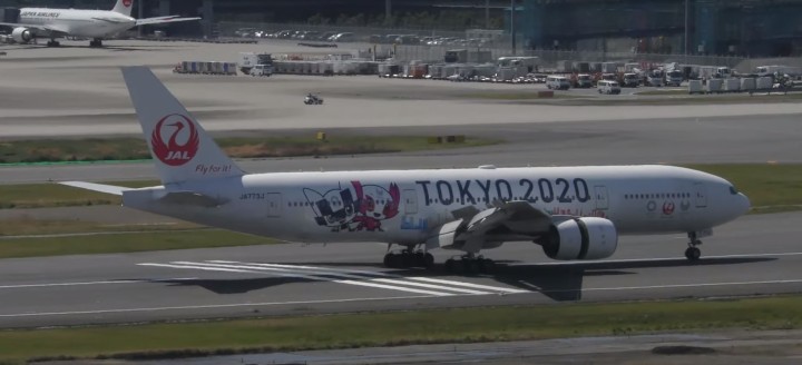 Flaps down Japan Airlines JAL Boeing 777-200ER JA773J Tokyo 2020 JCWings EW4772012A scale 1:400