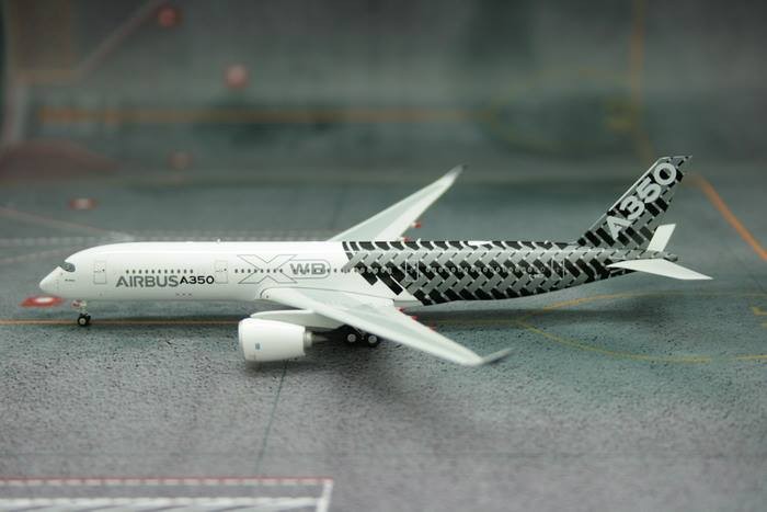 Phoenix 10986 Airbus Industries A350-900 'F-WWYB' 1/400 Scale Diecast Model 