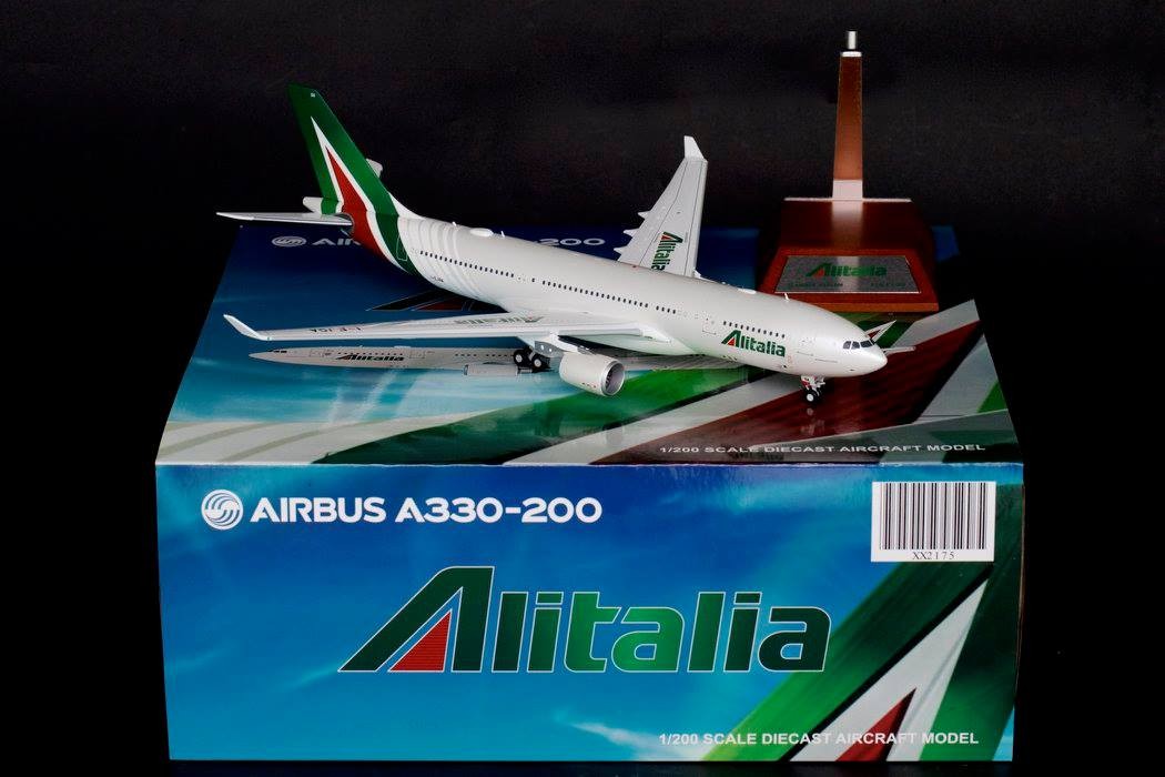 Herpa 528924  Alitalia Airbus A330-200 new 2015 colors 1:500 suberb detail 