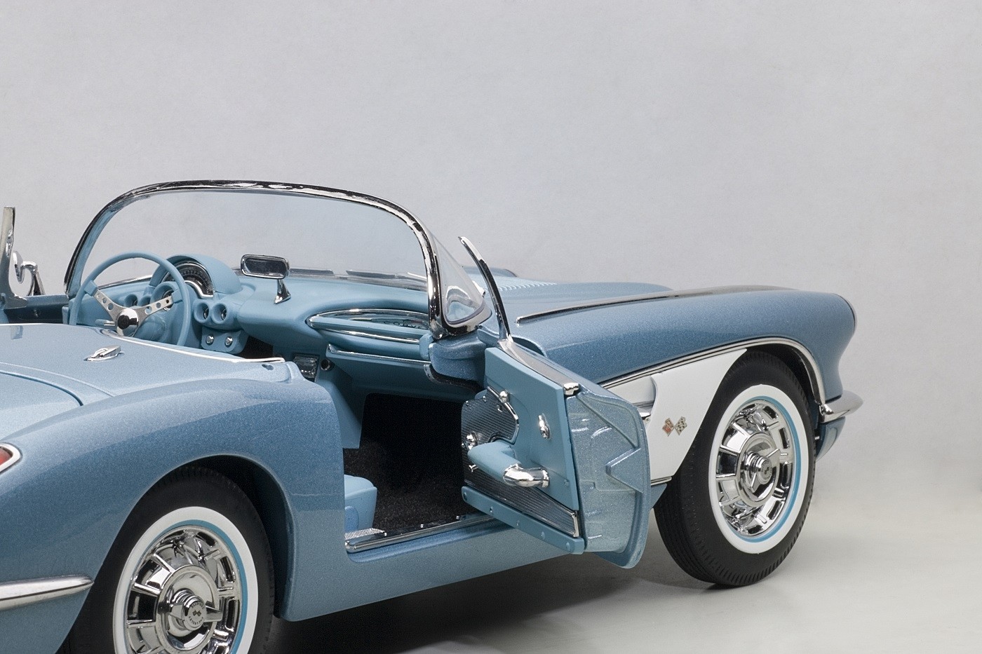 Chevrolet Corvette 1958 Silver Blue 71146 die-cast AUTOart scale 1 