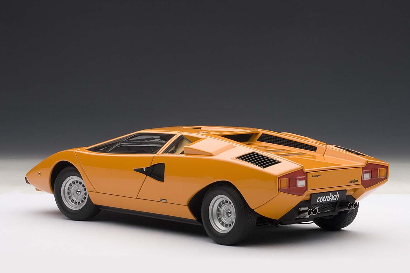 Lamborghini Countach LP400S Orange 74647 AUTOart 1:18