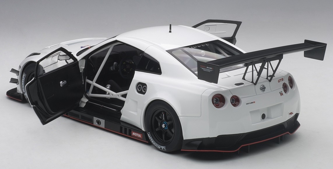 White Nissan GT-R LM Nismo GT-3 AUTOart 81576 metallic model Scale