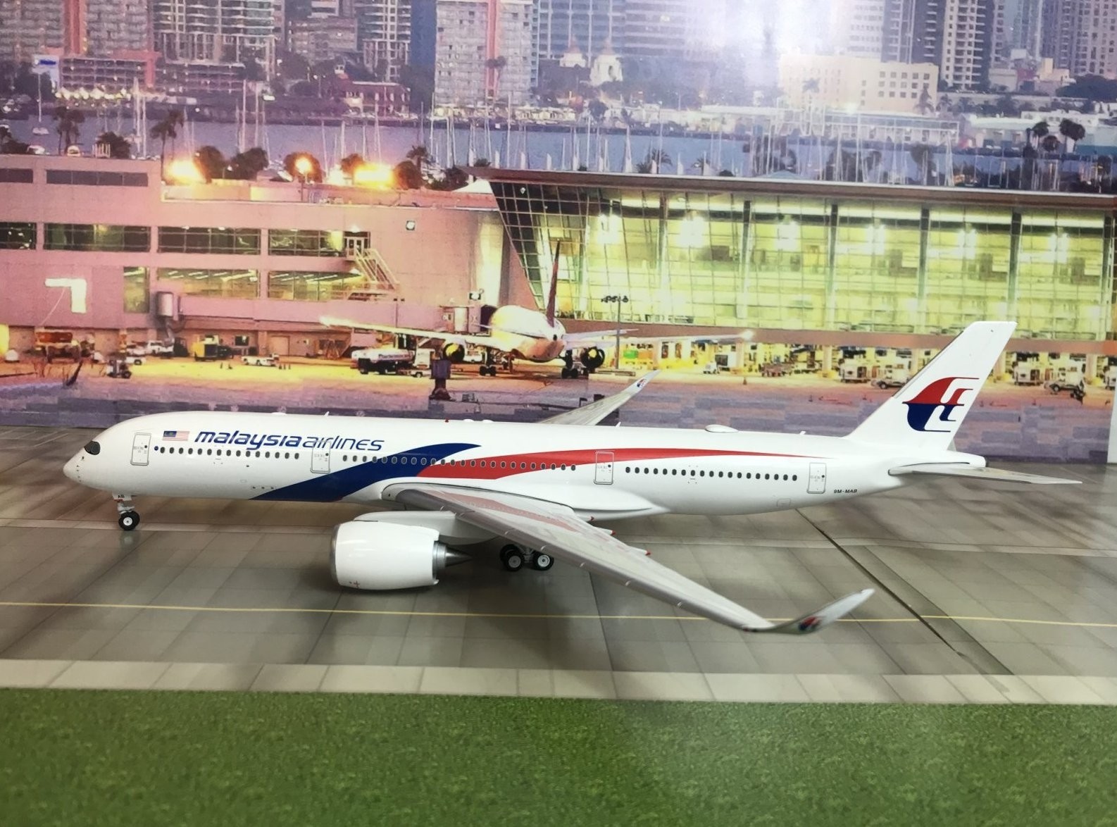 LH2117 Details about   JC Wings 1:200 Malaysia Airlines Airbus A350-900 9M-MAB Model Plane 