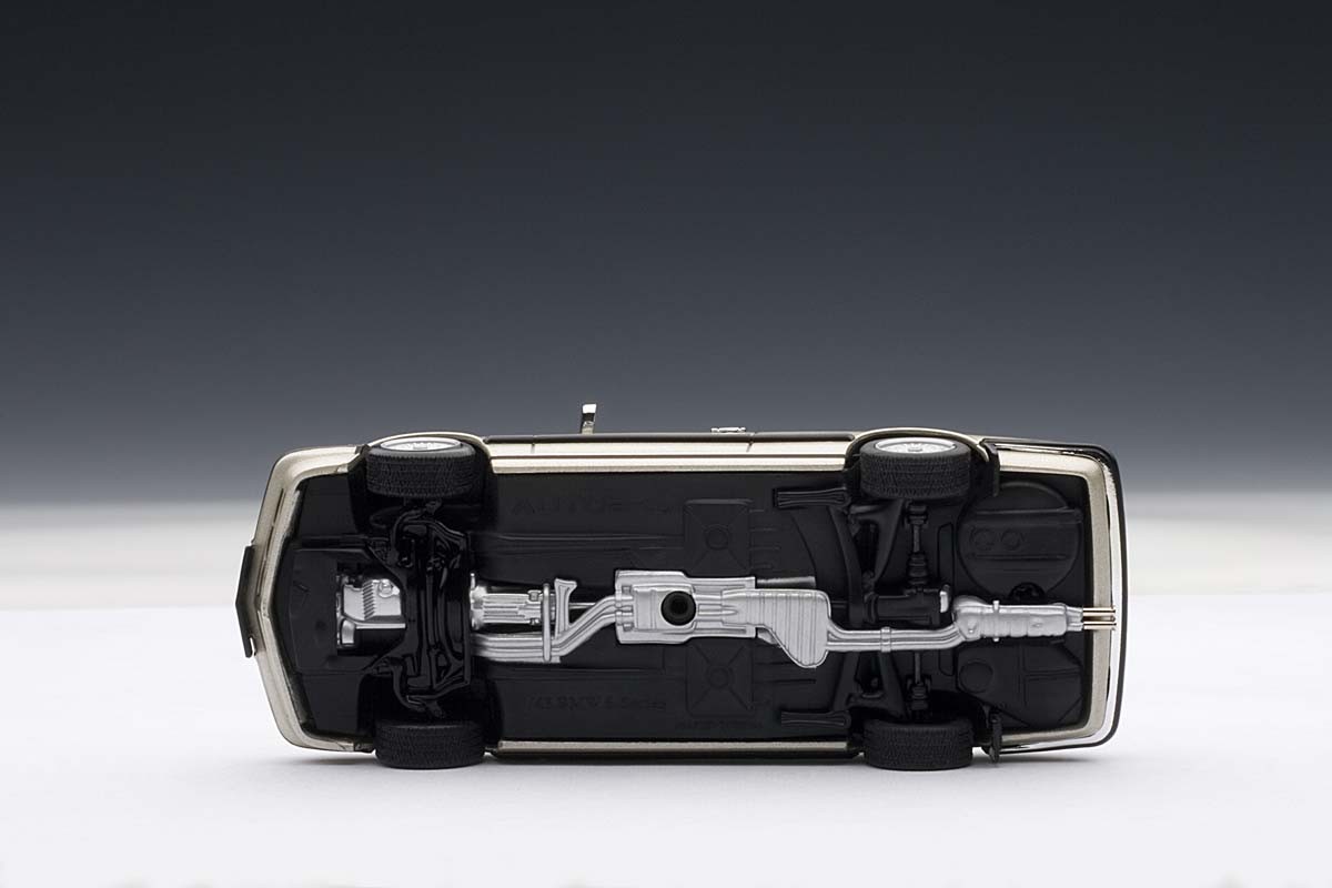 Miniature AutoArt 1/43 – BMW 635 CSi, Couleur Champagne/noir, Métal, Neuve